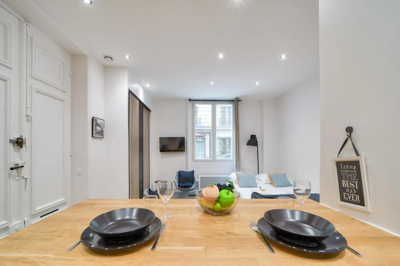 Apartment Beautiful Studio - Champs Elysees Paris